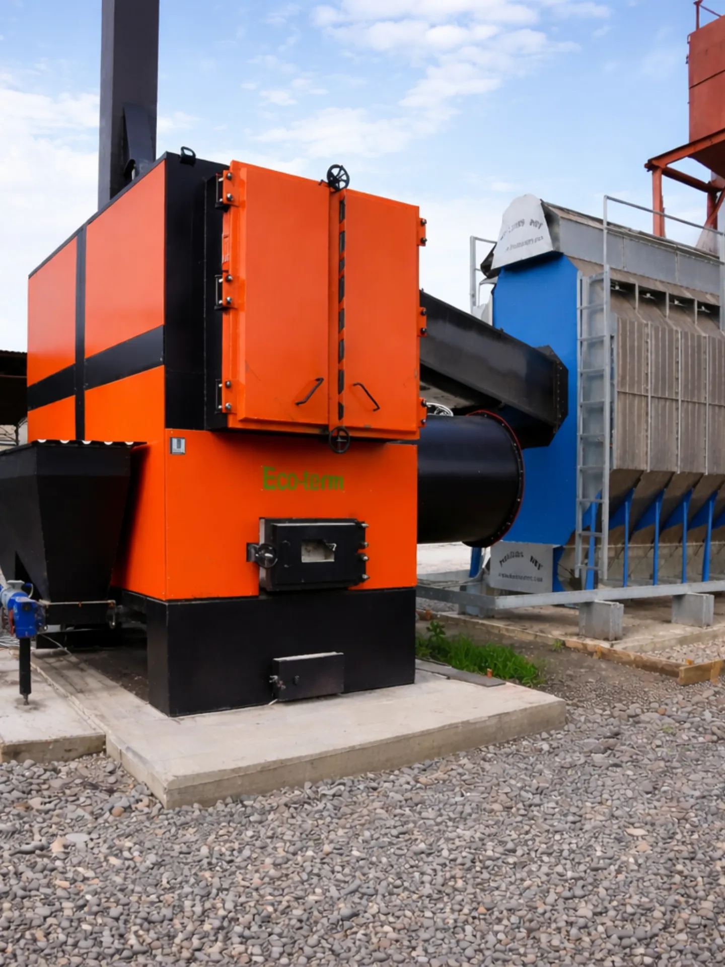Close-up of the heat generator body: flanges and weld seam